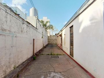 Galpón de 300 m2 Cub. - Oficinas de 150 m2 Cub. - Lote 600 m2