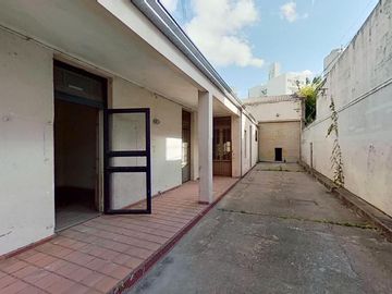 Galpón de 300 m2 Cub. - Oficinas de 150 m2 Cub. - Lote 600 m2