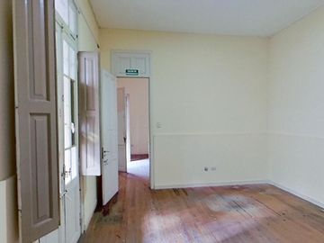 Galpón de 300 m2 Cub. - Oficinas de 150 m2 Cub. - Lote 600 m2