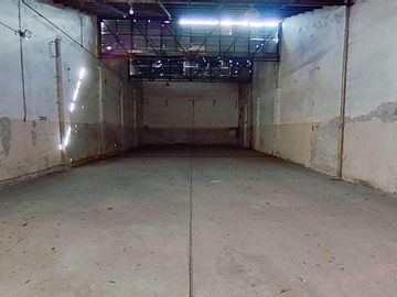 Galpón de 300 m2 Cub. - Oficinas de 150 m2 Cub. - Lote 600 m2