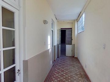 Galpón de 300 m2 Cub. - Oficinas de 150 m2 Cub. - Lote 600 m2