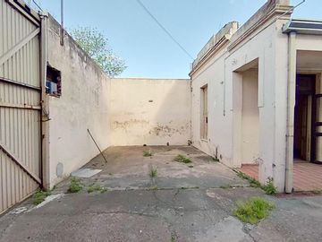 Galpón de 300 m2 Cub. - Oficinas de 150 m2 Cub. - Lote 600 m2