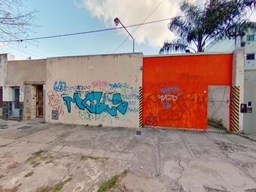 Galpón de 300 m2 Cub. - Oficinas de 150 m2 Cub. - Lote 600 m2