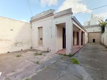 Galpón de 300 m2 Cub. - Oficinas de 150 m2 Cub. - Lote 600 m2