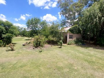 Maravillosa Casa quinta con amplio terreno y pileta a la venta-Permuta