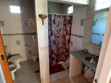 Maravillosa Casa quinta con amplio terreno y pileta a la venta-Permuta