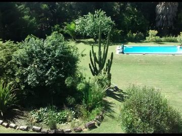 Maravillosa Casa quinta con amplio terreno y pileta a la venta-Permuta