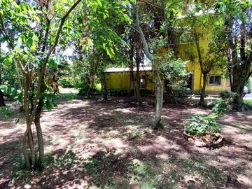 Maravillosa Casa quinta con amplio terreno y pileta a la venta-Permuta