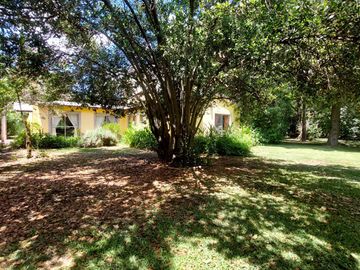 Maravillosa Casa quinta con amplio terreno y pileta a la venta-Permuta