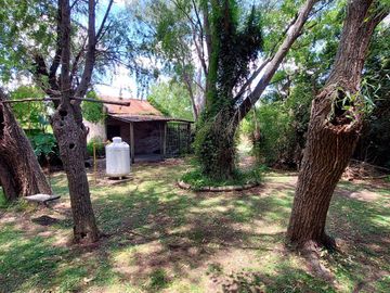 Maravillosa Casa quinta con amplio terreno y pileta a la venta-Permuta