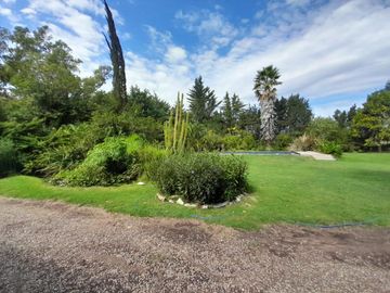 Maravillosa Casa quinta con amplio terreno y pileta a la venta-Permuta