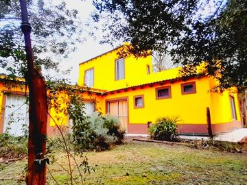 Maravillosa Casa quinta con amplio terreno y pileta a la venta-Permuta