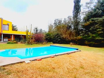 Maravillosa Casa quinta con amplio terreno y pileta a la venta-Permuta