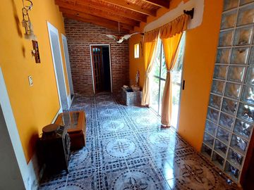 Maravillosa Casa quinta con amplio terreno y pileta a la venta-Permuta