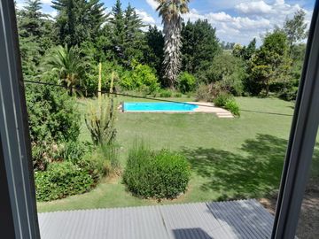 Maravillosa Casa quinta con amplio terreno y pileta a la venta-Permuta