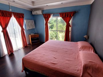 Maravillosa Casa quinta con amplio terreno y pileta a la venta-Permuta