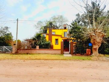Maravillosa Casa quinta con amplio terreno y pileta a la venta-Permuta