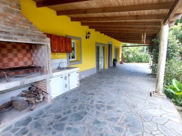 Maravillosa Casa quinta con amplio terreno y pileta a la venta-Permuta