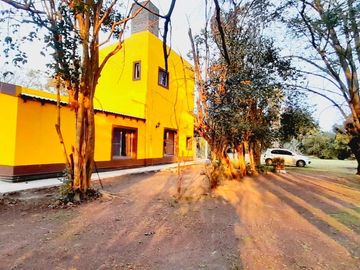 Maravillosa Casa quinta con amplio terreno y pileta a la venta-Permuta