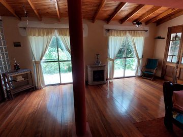 Maravillosa Casa quinta con amplio terreno y pileta a la venta-Permuta