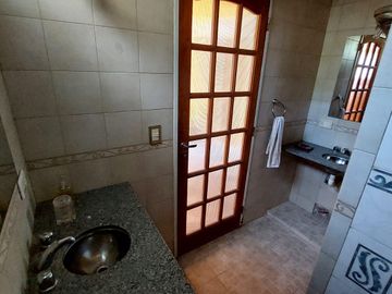 Maravillosa Casa quinta con amplio terreno y pileta a la venta-Permuta