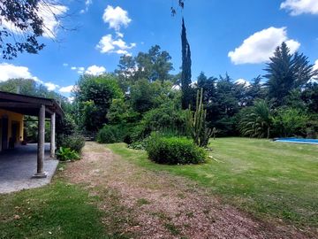 Maravillosa Casa quinta con amplio terreno y pileta a la venta-Permuta