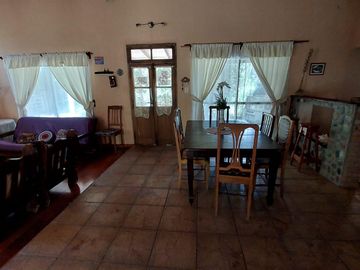 Maravillosa Casa quinta con amplio terreno y pileta a la venta-Permuta