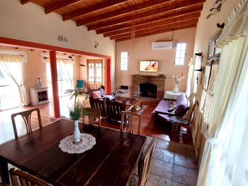 Maravillosa Casa quinta con amplio terreno y pileta a la venta-Permuta