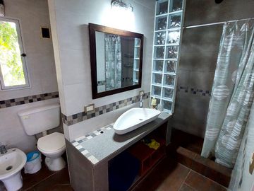 Maravillosa Casa quinta con amplio terreno y pileta a la venta-Permuta