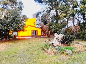 Maravillosa Casa quinta con amplio terreno y pileta a la venta-Permuta
