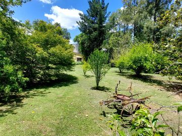 Maravillosa Casa quinta con amplio terreno y pileta a la venta-Permuta