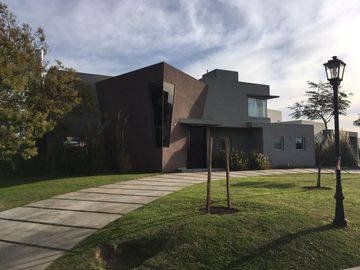Alquiler Anual Casa 5 Ambientes en Santa Teresa Villanueva Tigre
