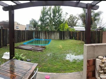 Casa en venta - 3 Dormitorios 2 Baños - Cocheras - 299Mts2 - Ituzaingó