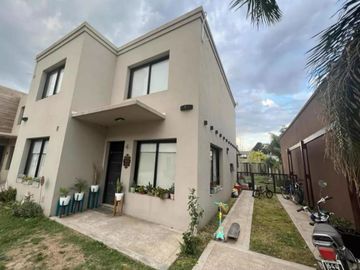 Casa en venta - 3 Dormitorios 2 Baños - Cocheras - 299Mts2 - Ituzaingó