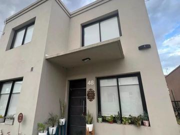 Casa en venta - 3 Dormitorios 2 Baños - Cocheras - 299Mts2 - Ituzaingó