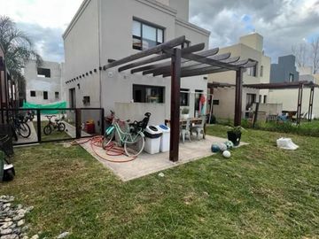 Casa en venta - 3 Dormitorios 2 Baños - Cocheras - 299Mts2 - Ituzaingó