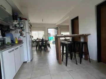Casa en venta - 3 Dormitorios 2 Baños - Cocheras - 299Mts2 - Ituzaingó