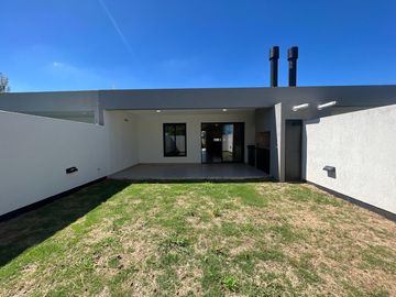 Duplex 2 dorm 2 baños planta baja Distrito Sur