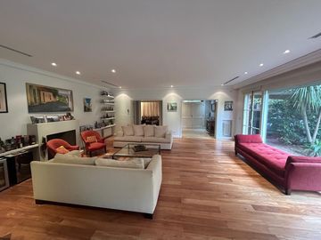 Espectacular casa en Lomas de San Isidro - Inmejorable zona