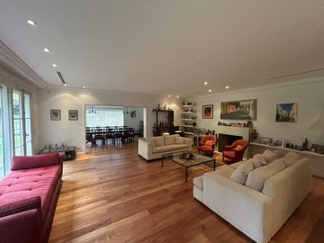 Espectacular casa en Lomas de San Isidro - Inmejorable zona