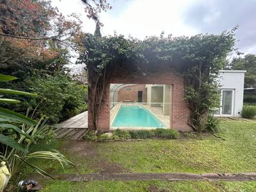 Espectacular casa en Lomas de San Isidro - Inmejorable zona