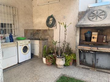 Venta casa 3 dormitorios, cochera, jardín y pileta - ARROYITO