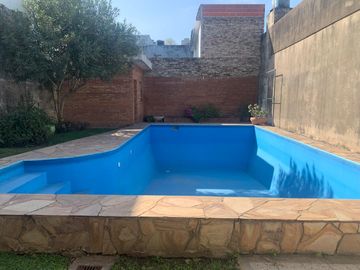 Venta casa 3 dormitorios, cochera, jardín y pileta - ARROYITO