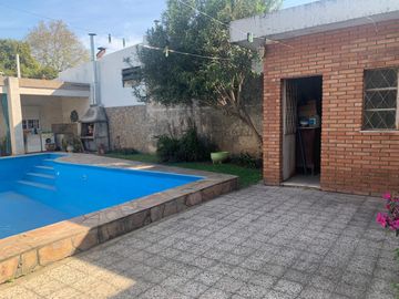 Venta casa 3 dormitorios, cochera, jardín y pileta - ARROYITO