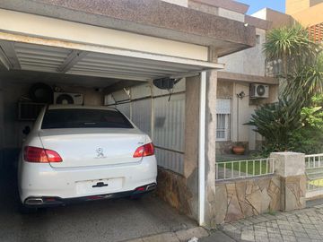 Venta casa 3 dormitorios, cochera, jardín y pileta - ARROYITO