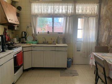 Venta casa 3 dormitorios, cochera, jardín y pileta - ARROYITO