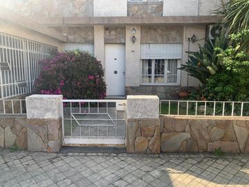 Venta casa 3 dormitorios, cochera, jardín y pileta - ARROYITO