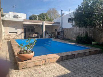 Venta casa 3 dormitorios, cochera, jardín y pileta - ARROYITO