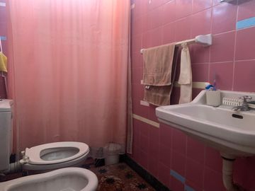 Venta casa 3 dormitorios, cochera, jardín y pileta - ARROYITO