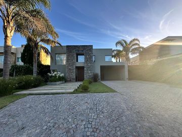 Moderna Propiedad con Piscina en Venta!